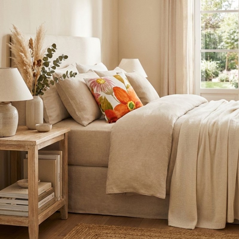 Cuscino arredo floreale dai colori caldi ed autunnali collezione Penelope camera da letto