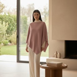 Collezione Poncho Pandora: l'Eleganza e il Mito Made in Italy rosa