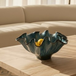 Centrotavola L'Oca Nera in Ceramica Blu: Design a Onde e Stile Moderno