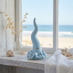 Portafortuna celeste: il corno con ortensie in ceramica di capodimonte