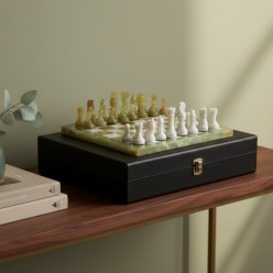 Scacchiera d'Autore in Marmo e Onice Verde con Valigetta Luxury | Lemoire Home