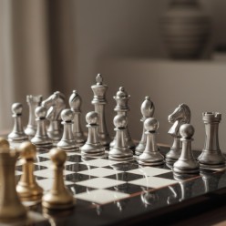 Set Scacchi di Lusso in Metallo e Scacchiera in Radica di Erable Nera – Eccellenza Artigiana Made in Italy