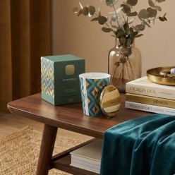 Vibrazioni di Lusso: Candela EDG Hypnotic Oud – L'Incantesimo Geometrico che Arreda e Profuma