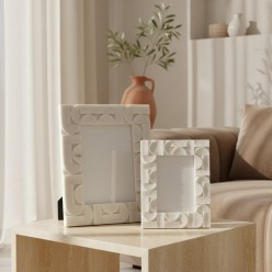Portafoto Scultoreo in Resina e Polvere di Marmo – Collezione L’Oca Nera per Lemoire Home