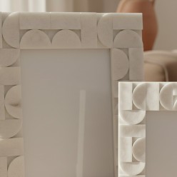 Portafoto Scultoreo in Resina e Polvere di Marmo – Collezione L’Oca Nera per Lemoire Home