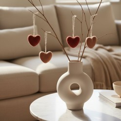 Mini Cuori in Feltro Dusty Red: Artigianato Etico da Appendere