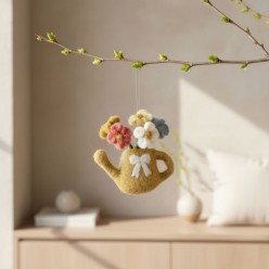 Annaffiatoio in Lana con Fiori: Artigianato decorativo e Poesia