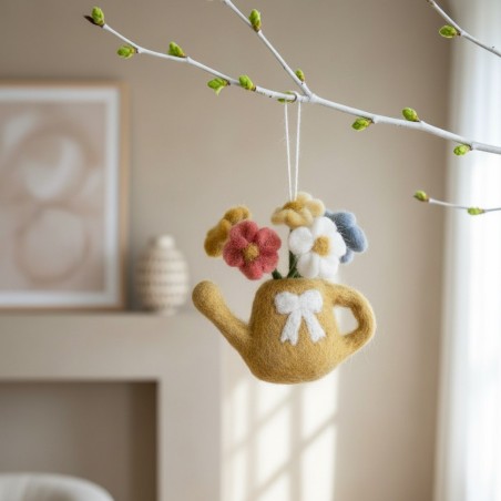 Annaffiatoio in Lana con Fiori: Artigianato decorativo e Poesia