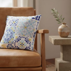 Cuscino arredo in stile maiolica mediterranea – Un tocco d’arte della linea Scilla