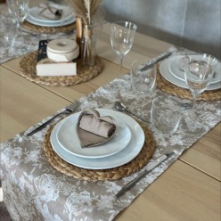 Completo da tavola Minerva tortora con fiori bianchi www.lemoirehome.it