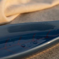 Piatto Decorativo Kaleb in Dolomite: Silhouette Pesce Blu Intenso