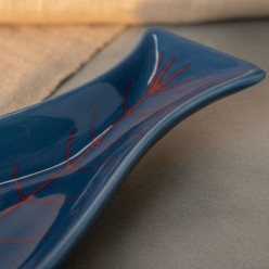 Piatto Decorativo Kaleb in Dolomite: Silhouette Pesce Blu Intenso