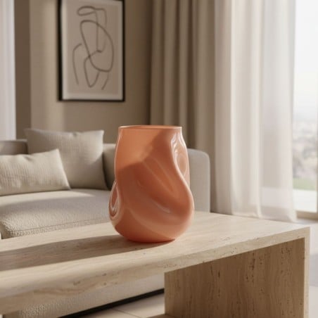 Vaso Kelsea in Vetro Salmone: Design Organico e Riflessi Glossy