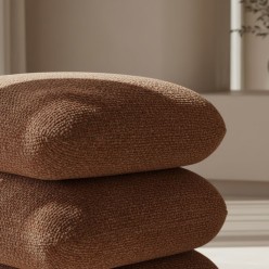 Pouf Scultoreo Terracotta in Bouclé e Legno di Eucalipto – Lemoire