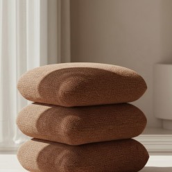 Pouf Scultoreo Terracotta in Bouclé e Legno di Eucalipto – Lemoire
