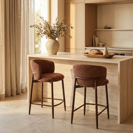 Sgabello Amalia Terracotta: Design Avvolgente Effetto Noce e Bouclé