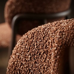 Sgabello Amalia Terracotta: Design Avvolgente Effetto Noce e Bouclé