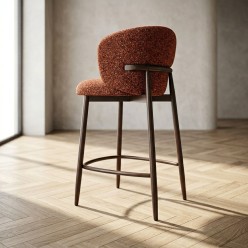 Sgabello Amalia Terracotta: Design Avvolgente Effetto Noce e Bouclé