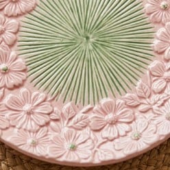 Piatto Decorativo in Ceramica Artistica: Fiori in Rilievo