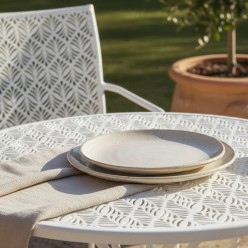 Tavolo Outdoor Minerva: Design Traforato a Felce in Acciaio Bianco