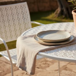 Tavolo Outdoor Minerva: Design Traforato a Felce in Acciaio Bianco