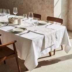 Leukothea – Tovaglia bianco ottico artigianale in cotone, per una tavola pura e luminosa