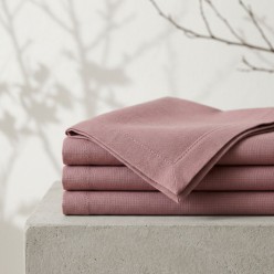 Petali sulla tavola: tovaglioli in stoffa malva collezione Andromaca