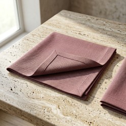 Petali sulla tavola: tovaglioli in stoffa malva collezione Andromaca