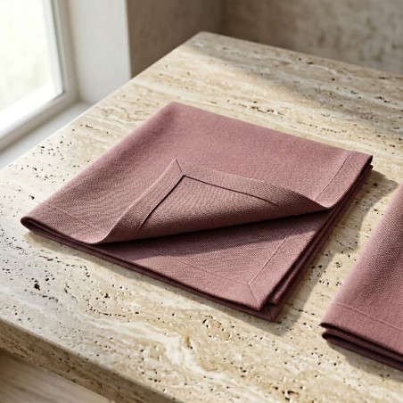 Petali sulla tavola: tovaglioli in stoffa malva collezione Andromaca