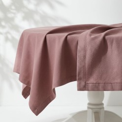 Andromaca – La tovaglia color malva che accoglie con forza gentile