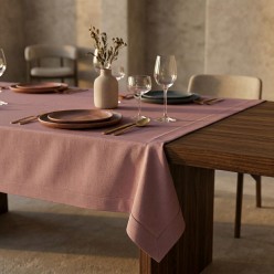 Andromaca – La tovaglia color malva che accoglie con forza gentile