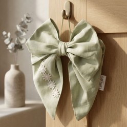 Fiocco d’Arredo in Lino Verde Salvia con Ricamo Floreale a Mano – Collezione Bauci