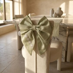 Fiocco d’Arredo in Lino Verde Salvia con Ricamo Floreale a Mano – Collezione Bauci
