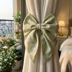Fiocco d’Arredo in Lino Verde Salvia con Ricamo Floreale a Mano – Collezione Bauci