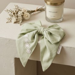 Fiocco d’Arredo in Lino Verde Salvia con Ricamo Floreale a Mano – Collezione Bauci