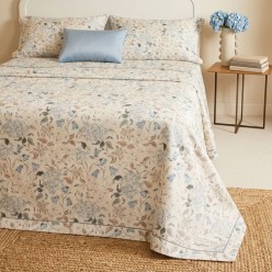 Copriletto Matrimoniale in Piquet di Cotone Antheia – Elegante Stampa Floreale per la Mezza Stagione