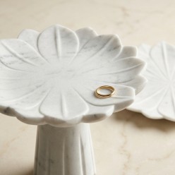 Alzata e Piatto Lotus in Marmo Bianco Abhika | Lemoire Home