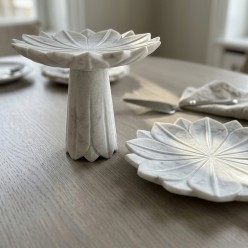 Alzata e Piatto Lotus in Marmo Bianco Abhika | Lemoire Home