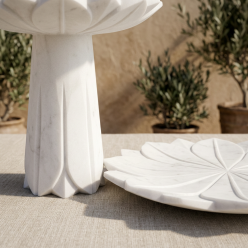 Alzata e Piatto Lotus in Marmo Bianco Abhika | Lemoire Home