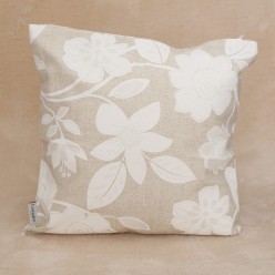Set runner e cuscini collezione Igea fiori panna su fondo beige