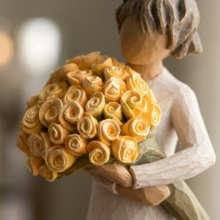 Scultura Willow Tree Good Cheer con Bouquet Rose Gialle 14 cm