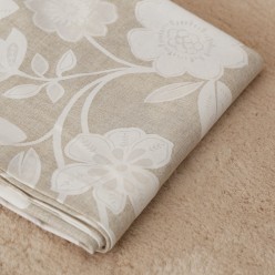 Tovagliato collezione Igea fiori panna su fondo beige