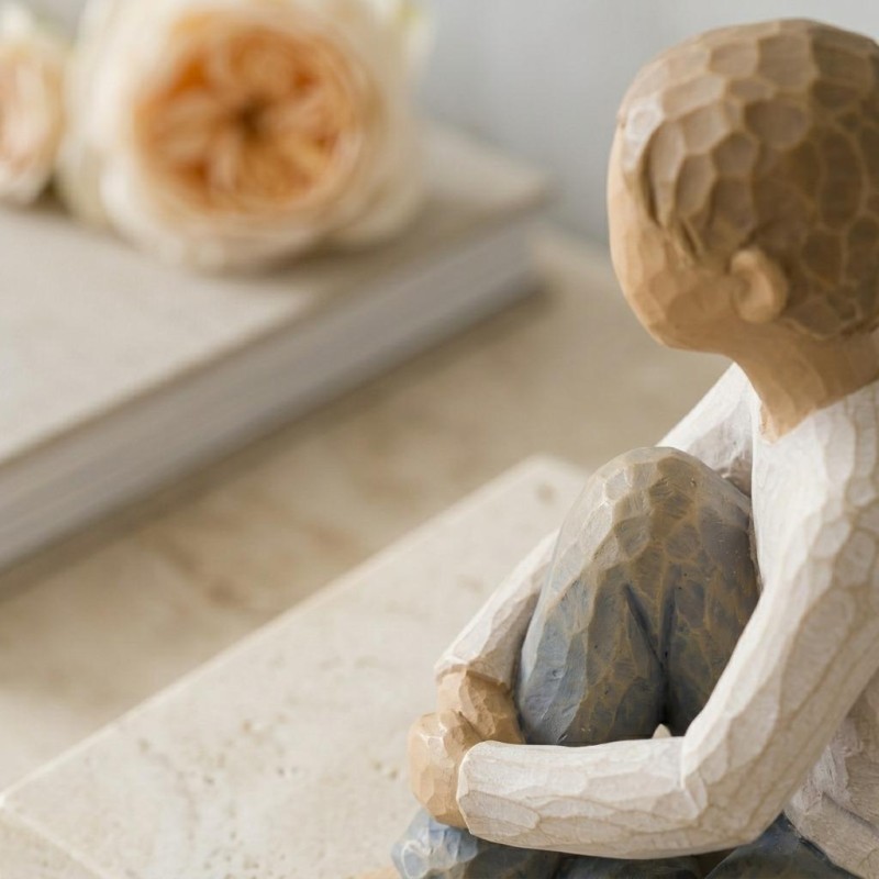 Statua Willow Tree Caring Child – Scultura d’Arredo Emozionale Statua Willow Tree Caring Child – Scultura d’Arredo Emozionale