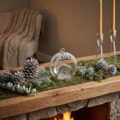 Sfera di Natale in Vetro con Presepe Bizzotto e Dettagli Effetto Neve
