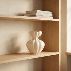 Vaso Flow Sinuoso in Vetro Satinato – Linee fluide e finitura vellutata