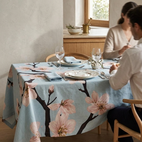 Fillide – Tovaglia celeste con fiori di ciliegio rosa in Cotone su Misura