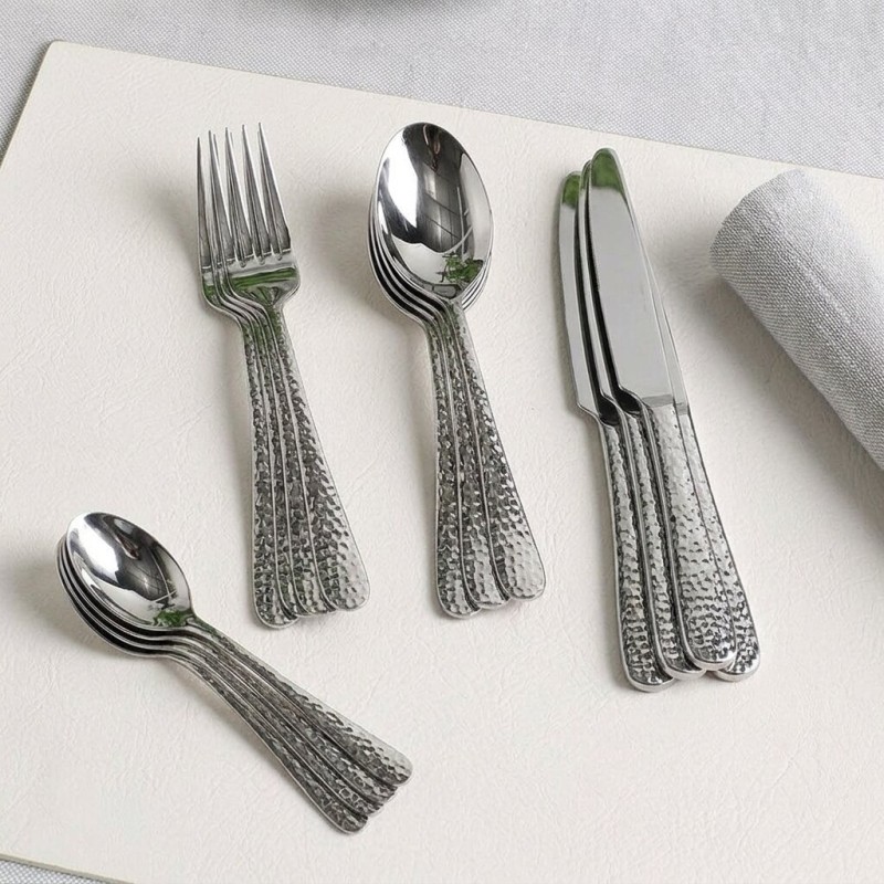Set 24 Posate in Acciaio Martellato per 6 Persone | Lemoire Home Set 24 Posate in Acciaio Martellato per 6 Persone | Lemoire Home
