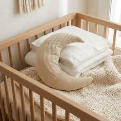 Cuscino decorativo Selene – La luna che abbraccia i sogni dei più piccoli