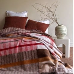 Plaid e Copriletto Dictee in Caldo Cotone con Fantasia Chevron e Bordo Ocra – Lemoire Home