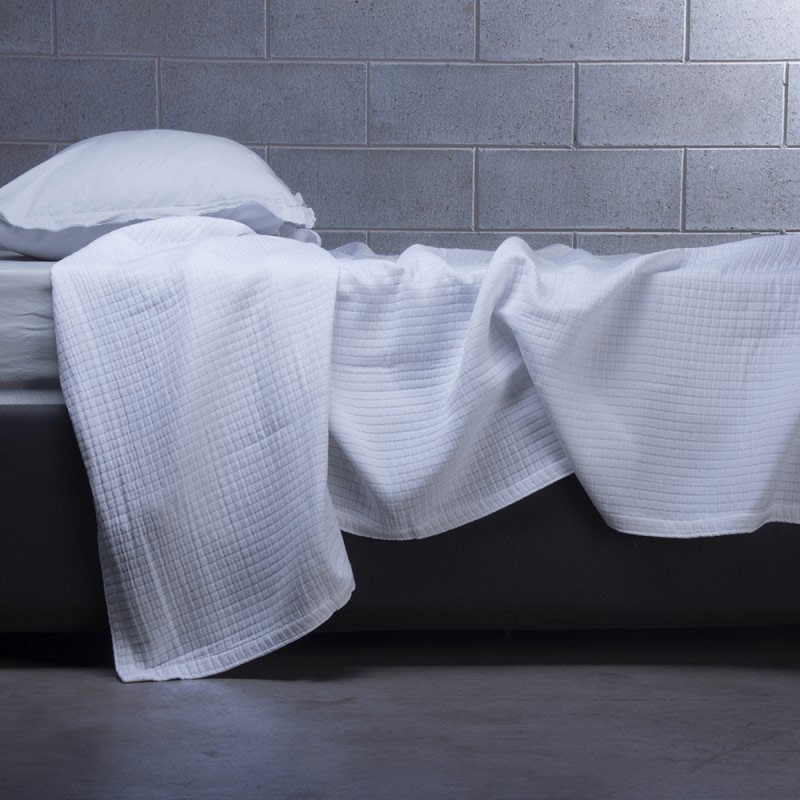 Bianco ottico per illuminare la stanza con un morbisidissimo copritutto firmato lemoire home Bianco ottico per illuminare la stanza con un morbisidissimo copritutto firmato lemoire home